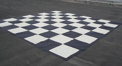 Duża szachownica z materiału do szachów ogrodowych (290,00 zł)