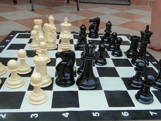 Szachy tarasowe stolikowe z tworzywa GC-8 - figury + szachownica (360,00)