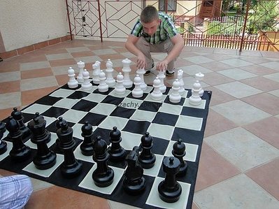 Szachy tarasowe z tworzywa GCN-12 - figury + szachownica (590,00)