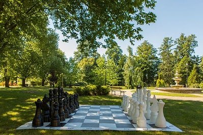 Szachy plenerowe - duże figury szachowe (3270,00 zł)