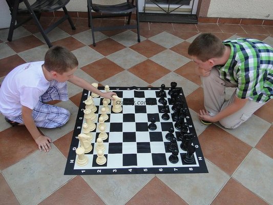 Szachy tarasowe stolikowe z tworzywa GC-8 - figury + szachownica (295,00)